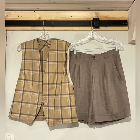 SOLD!!! Styled Outfit - American apparel linen shorts & vintage vest - Picture 1 of 4
